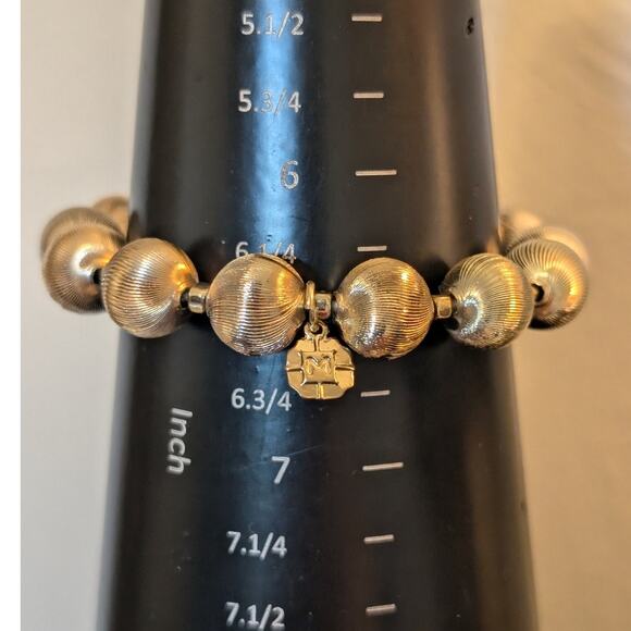 Lot of Two Gold Tone Bracelets Monet Textured Bead Stretch & 'M' Charm Bangle - Picture 3 of 5